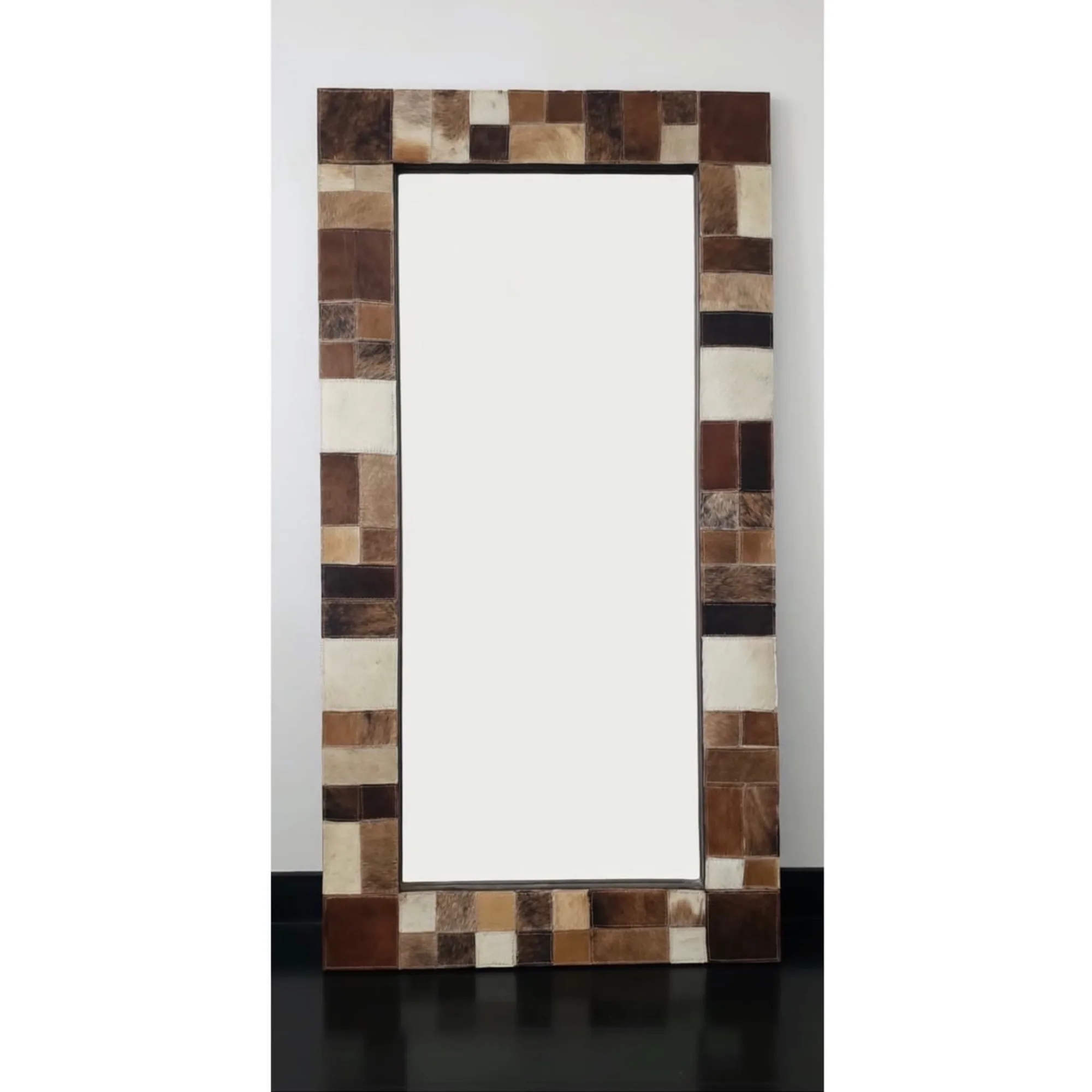 Espejo con marco de cuero patchwork. — Espejos