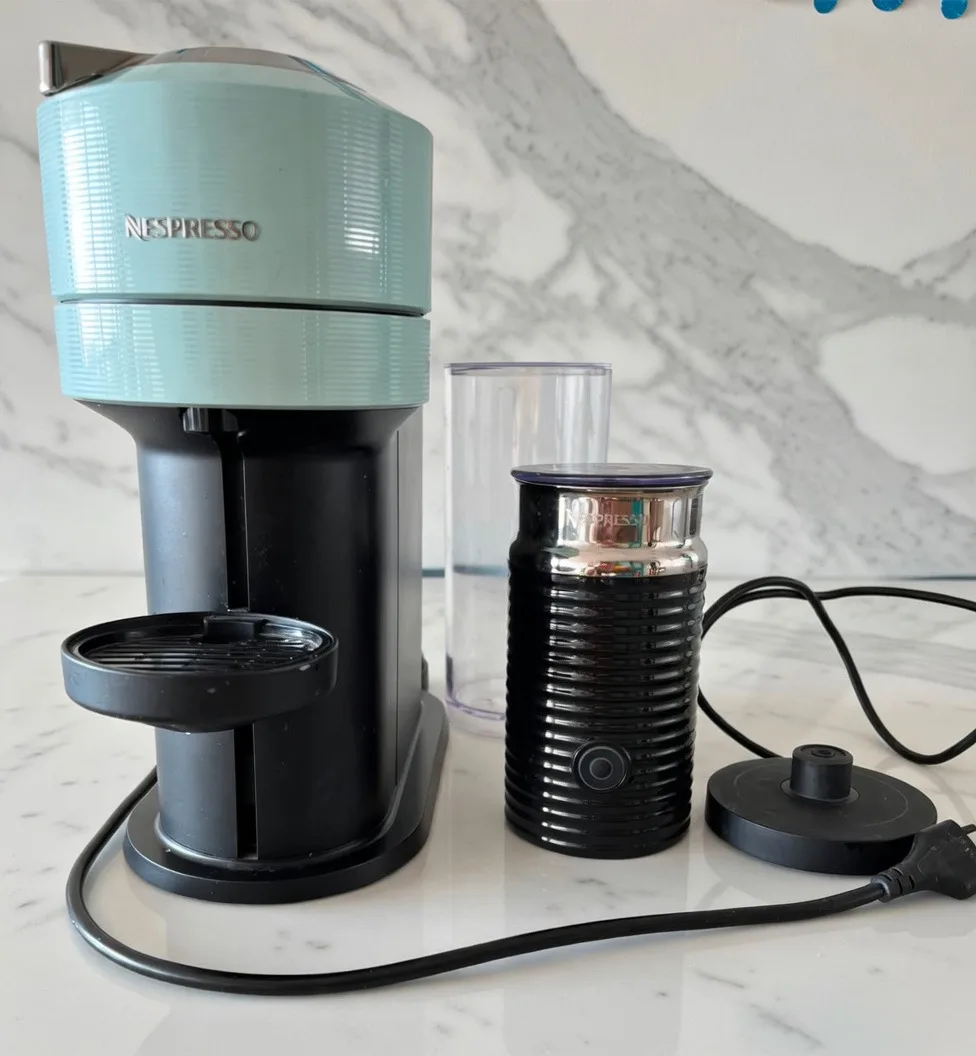 Cafetera nespresso con espumador. — Electrodomésticos